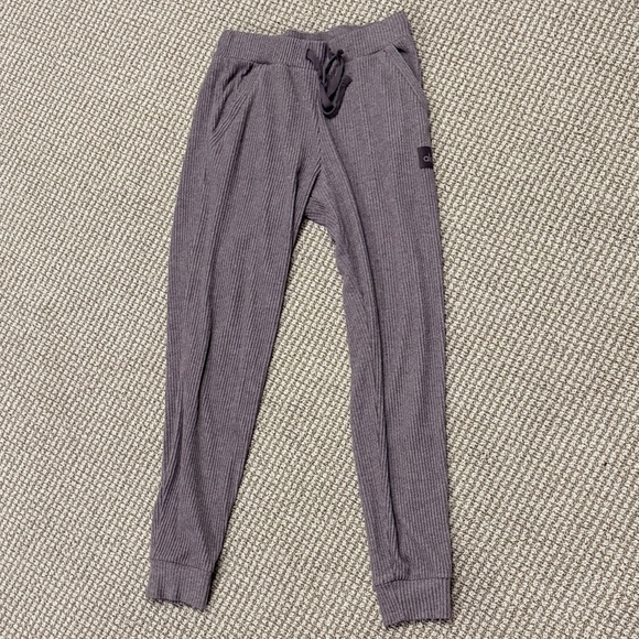 ALO Yoga Muse sweatpant in raisinette Heather - Picture 3 of 5
